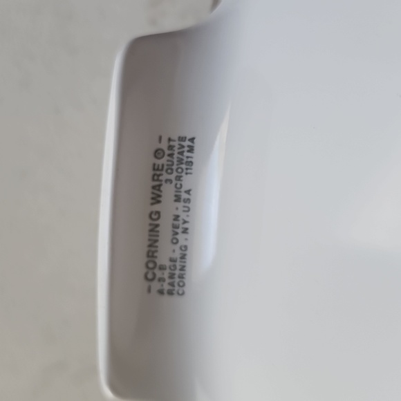 Corningware 3qt Dish with lid - Picture 2 of 2